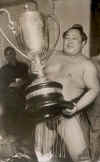 SumoWithTrophyCrop2.jpg (20211 bytes)