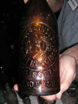 PICT0298_900x1200.jpg (161007 bytes)